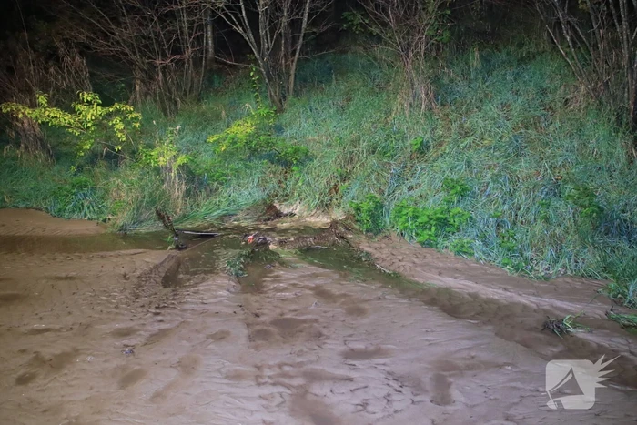 Straat blank na gesprongen waterleiding