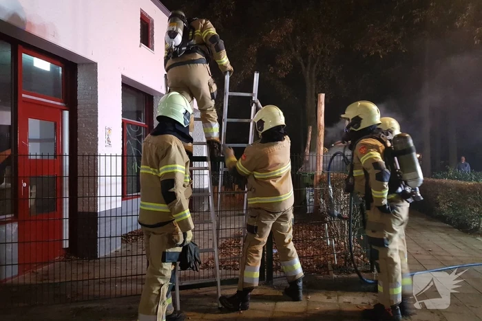 Flinke brand in container naast basisschool