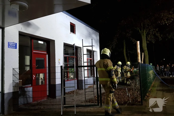 Flinke brand in container naast basisschool