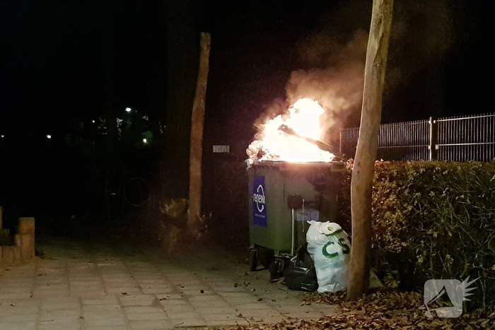 Flinke brand in container naast basisschool