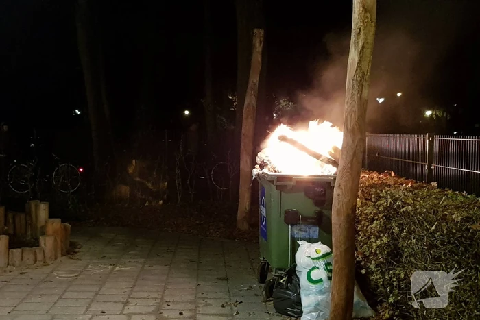 Flinke brand in container naast basisschool