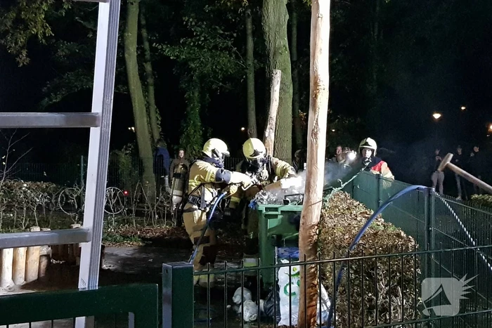 Flinke brand in container naast basisschool