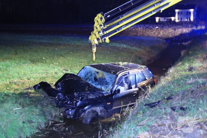 Bestuurder gewond na crash in sloot