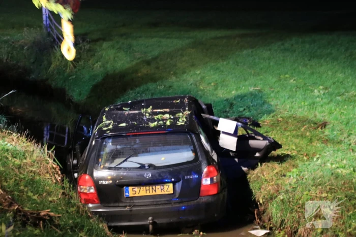 Bestuurder gewond na crash in sloot