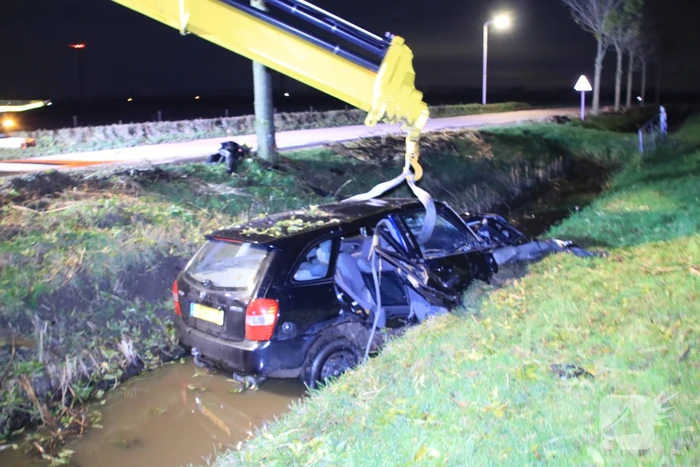 Bestuurder gewond na crash in sloot