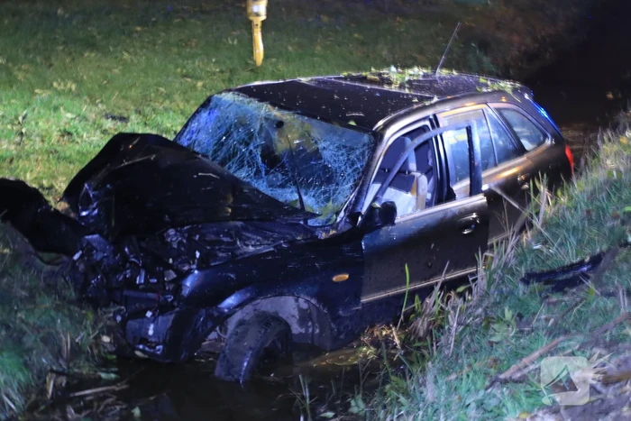 Bestuurder gewond na crash in sloot