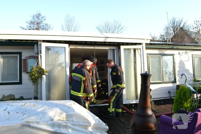 Woonboot loopt vol met water na lek