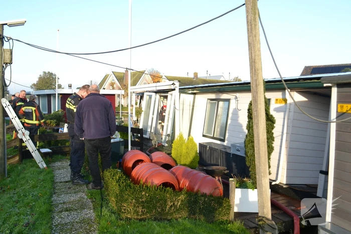 Woonboot loopt vol met water na lek