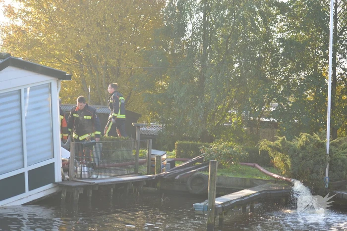 Woonboot loopt vol met water na lek