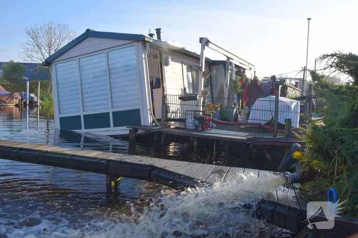 Woonboot loopt vol met water na lek