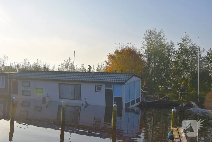 Woonboot loopt vol met water na lek