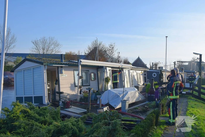 Woonboot loopt vol met water na lek