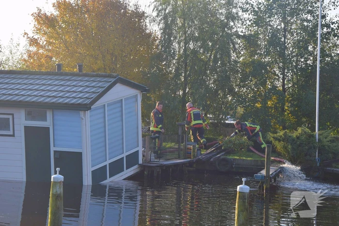 Woonboot loopt vol met water na lek