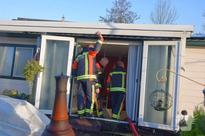 Woonboot loopt vol met water na lek