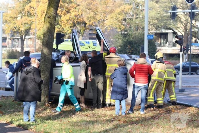 Auto belandt op zijkant na aanrijding