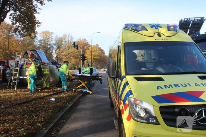 Auto belandt op zijkant na aanrijding
