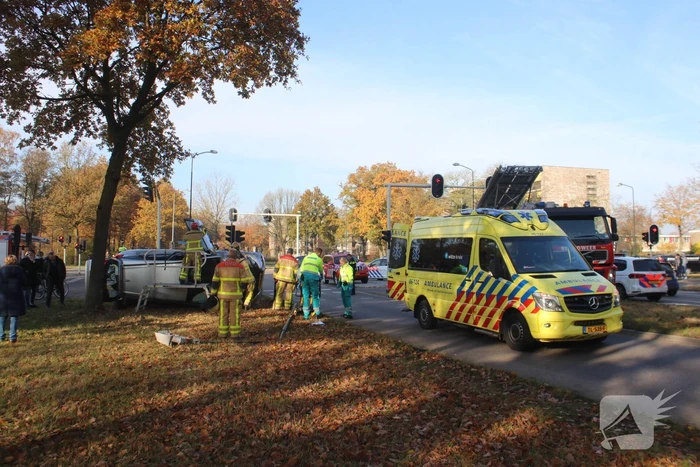 Auto belandt op zijkant na aanrijding