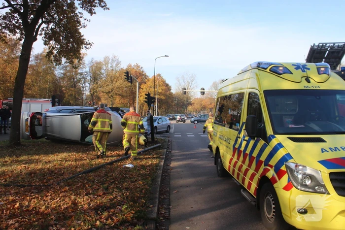 Auto belandt op zijkant na aanrijding