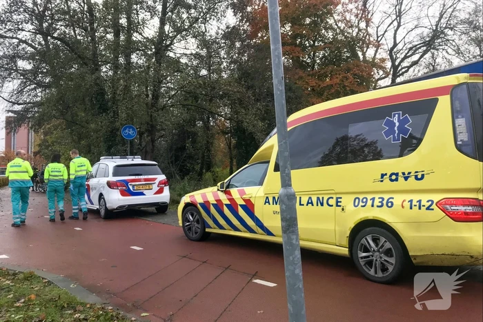 Groep fietsers botsen op elkaar