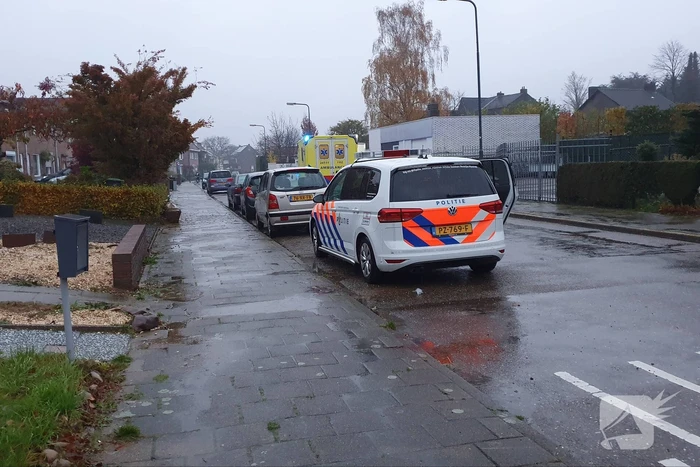 Automobilist gewond na botsing tegen hek