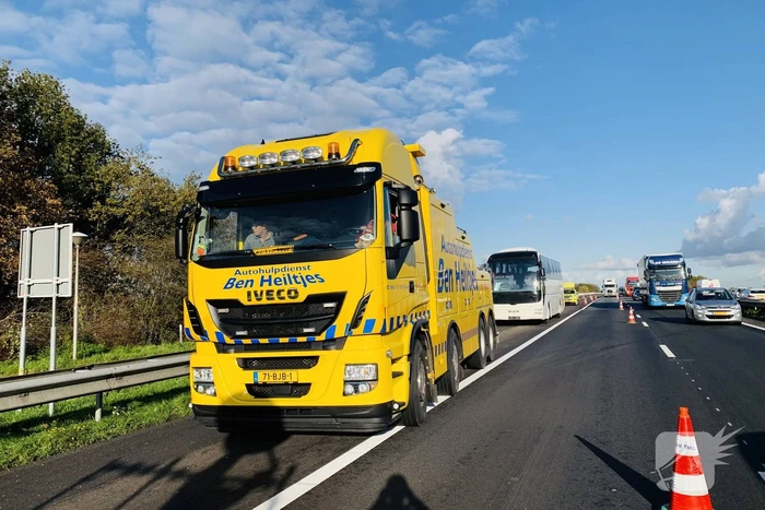 Touringbus zonder kentekenplaten gedumpt op snelweg