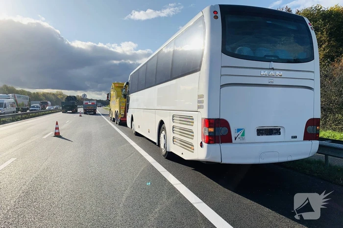 Touringbus zonder kentekenplaten gedumpt op snelweg