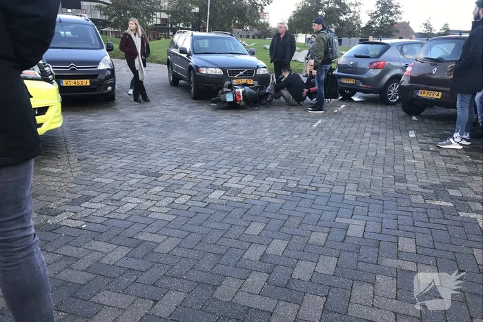 Scooterrijder botst frontaal met auto