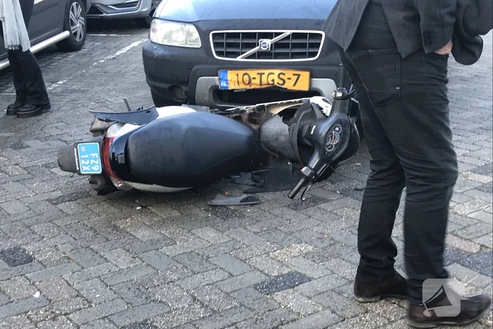 Scooterrijder botst frontaal met auto