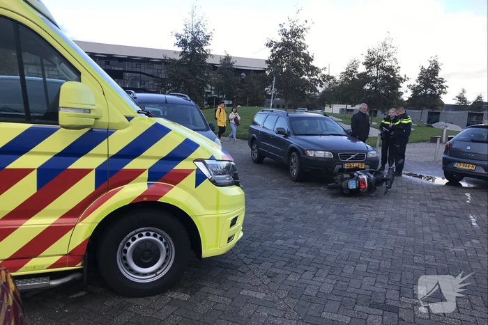 Scooterrijder botst frontaal met auto