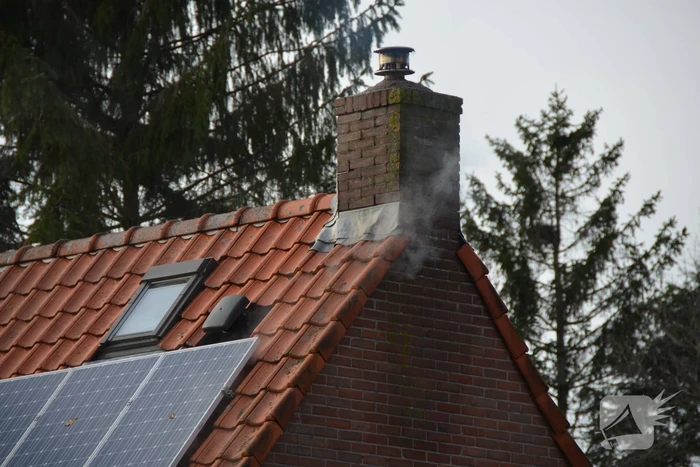Brand in schoorsteen slaat door na dak