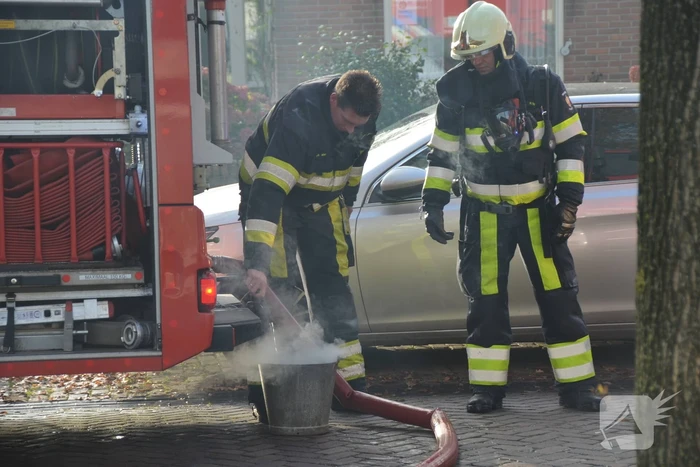 Brand in schoorsteen slaat door na dak