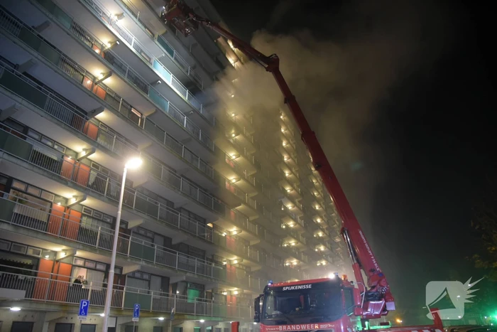 Grote uitslaande brand in flatwoning