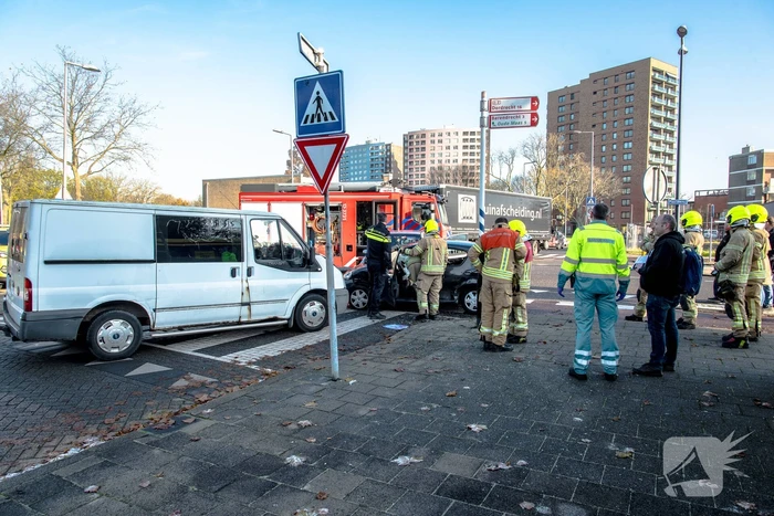 Vijf gewonden na aanrijding met drie voertuigen