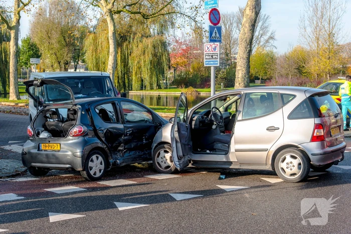 Vijf gewonden na aanrijding met drie voertuigen