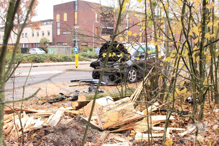 Auto knalt op boom