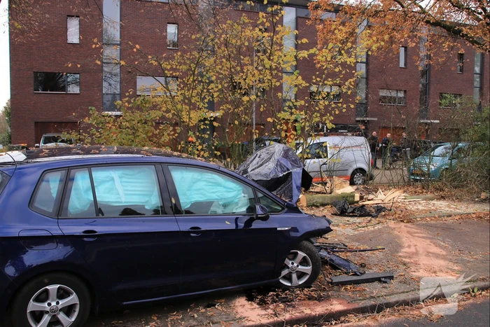 Auto knalt op boom
