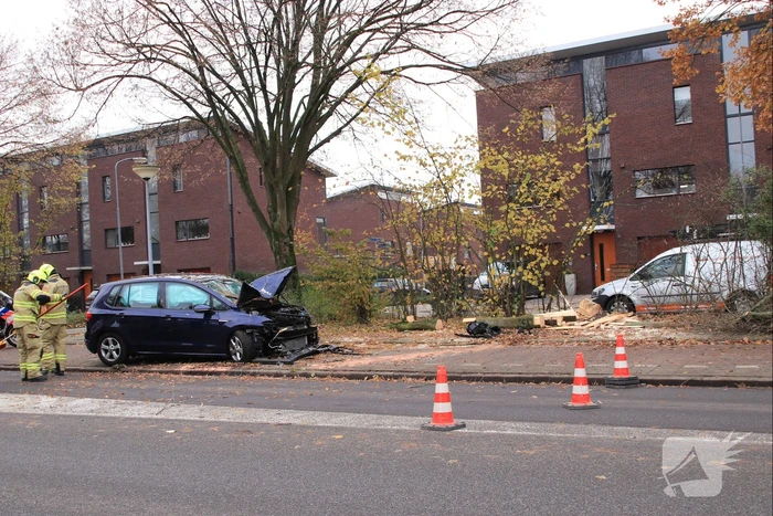 Auto knalt op boom