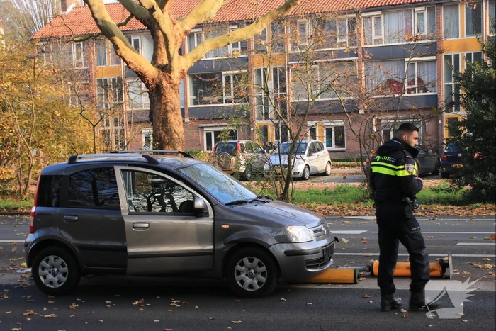 Verkeersborden tegen de vlakte, bestuurster met de schrik vrij