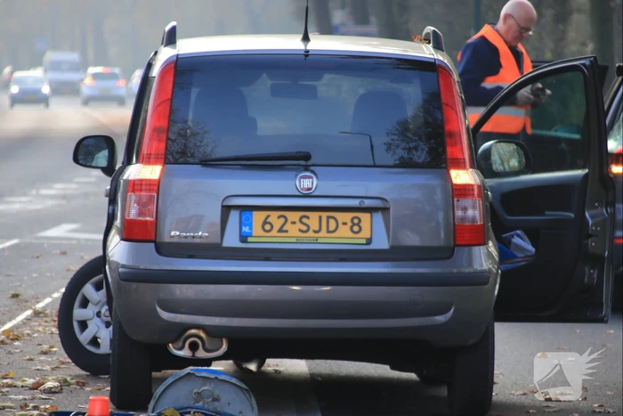 Verkeersborden tegen de vlakte, bestuurster met de schrik vrij