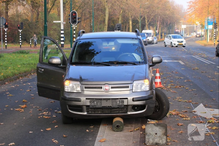 Verkeersborden tegen de vlakte, bestuurster met de schrik vrij