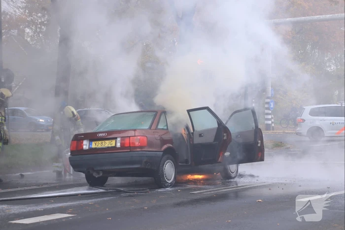 Auto vliegt spontaan in brand voor verkeerslichten