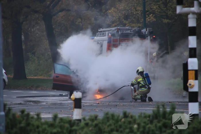 Auto vliegt spontaan in brand voor verkeerslichten