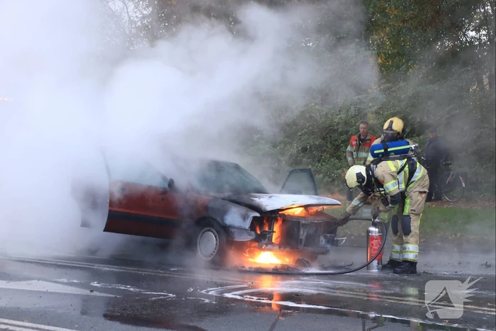 Auto vliegt spontaan in brand voor verkeerslichten