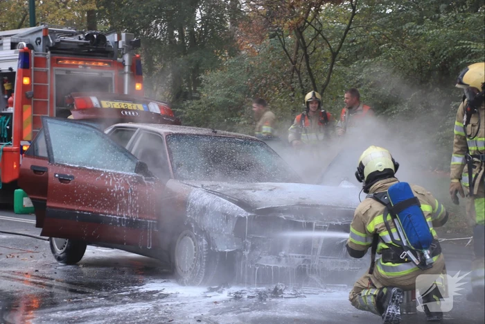 Auto vliegt spontaan in brand voor verkeerslichten