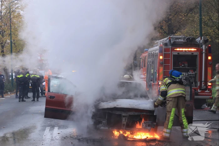 Auto vliegt spontaan in brand voor verkeerslichten