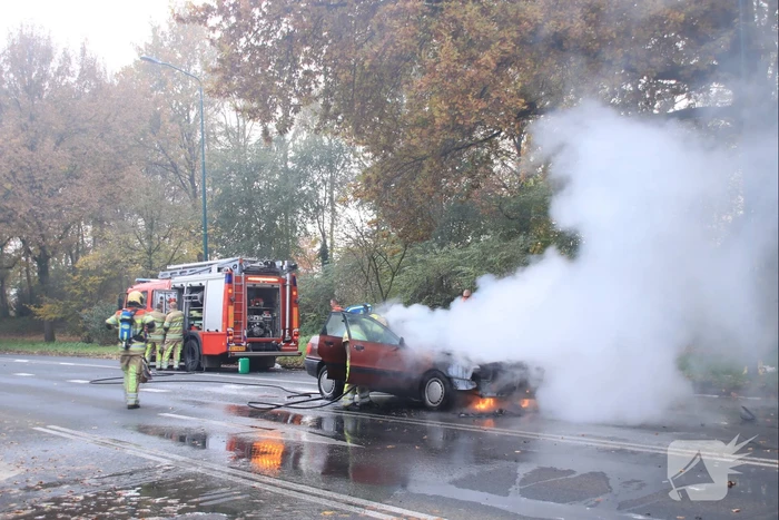 Auto vliegt spontaan in brand voor verkeerslichten