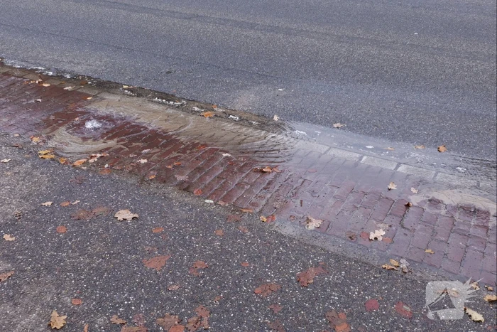 Water borrelt uit de grond door gesprongen waterleiding