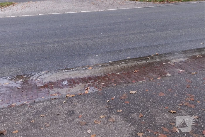 Water borrelt uit de grond door gesprongen waterleiding