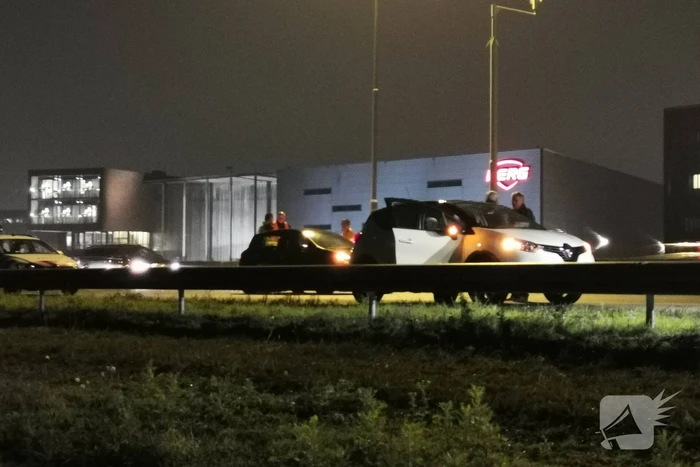 Aanrijding tussen twee auto's en vrachtwagen