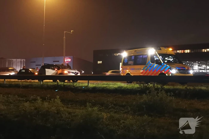 Aanrijding tussen twee auto's en vrachtwagen
